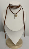 COLLANA LACCIO SCAMOSCIATO MARRONE CON CIONDOLO CORNETTO PORTAFORTUNA